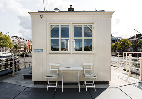 Brückenwärterhaus-Ferienhaus-Amsterdam-Terrasse-Blue-Wall-Magazin