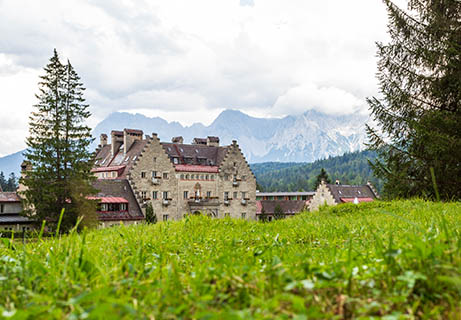 Wellnesshotel-Kranzbach-Haupthaus-Blue-Wall