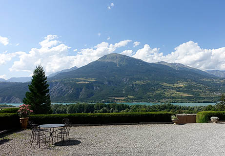 Hotel-Château-Picomtal-Hautes-Alps-Terrasse-Blue-Wall-Magazin